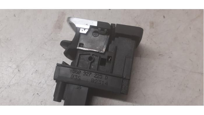 Interruptor de freno de mano de un Volkswagen Golf VII (AUA) 1.4 TSI 16V 2014