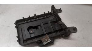 Usados Caja de batería Volkswagen Caddy III (2KA,2KH,2CA,2CH) 2.0 SDI Precio € 25,00 Norma de margen ofrecido por Autodemontage van de Laar
