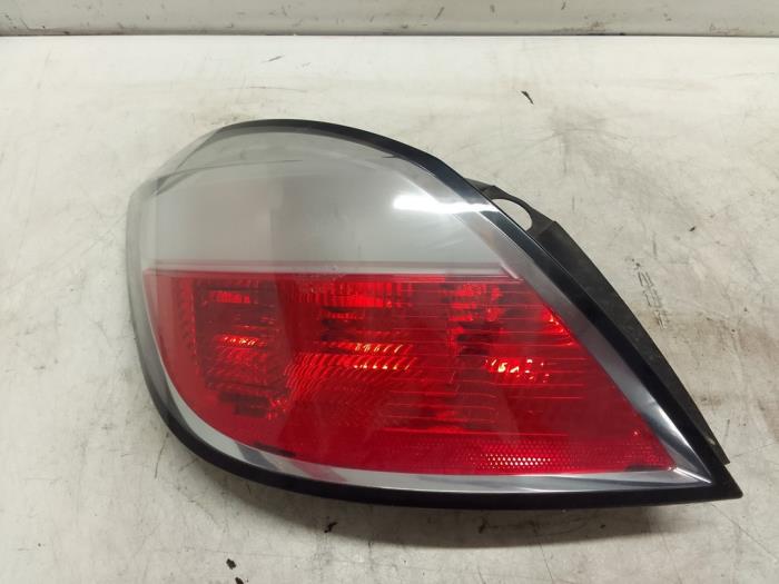 Taillight, left from a Opel Astra H (L48) 1.4 16V Twinport 2005