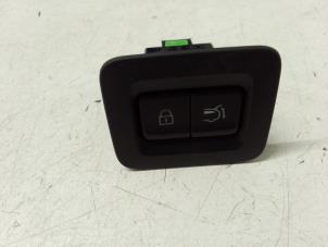 Usados Interruptor del portón trasero Mazda CX-30 (DM) 2.0 e-SkyActiv X 186 16V Precio de solicitud ofrecido por Autodemontage van de Laar