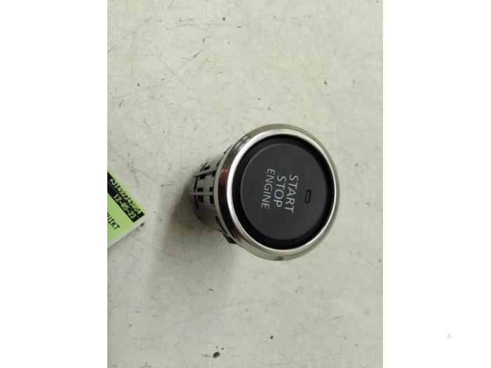 Używane Przelacznik Start/Stop Mazda CX-30 (DM) 2.0 e-SkyActiv X 186 M Hybrid 16V Cena € 10,00 Procedura marży oferowane przez Autodemontage van de Laar