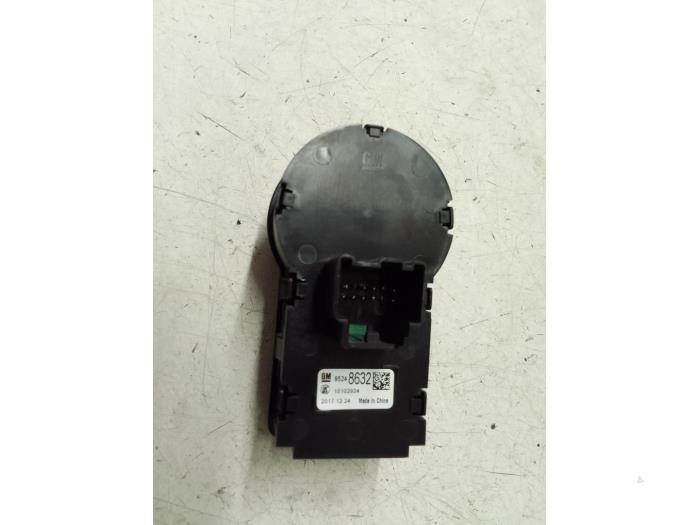 Light switch from a Opel Karl 1.0 12V 2018