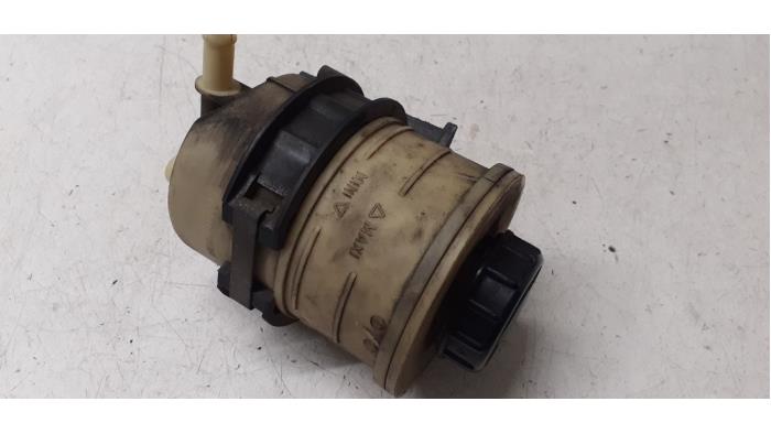 Power steering fluid reservoir from a Renault Trafic New (FL) 1.9 dCi 100 16V 2003