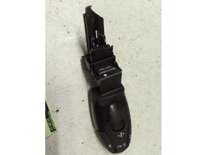 Steering wheel mounted radio control from a Peugeot 5008 I (0A/0E) 1.6 HDiF 16V 2013