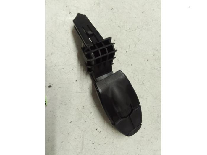 Steering wheel mounted radio control from a Peugeot 5008 I (0A/0E) 1.6 HDiF 16V 2013