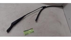 Used Front wiper arm Peugeot 5008 I (0A/0E) 1.6 HDiF 16V Price € 25,00 Margin scheme offered by Autodemontage van de Laar