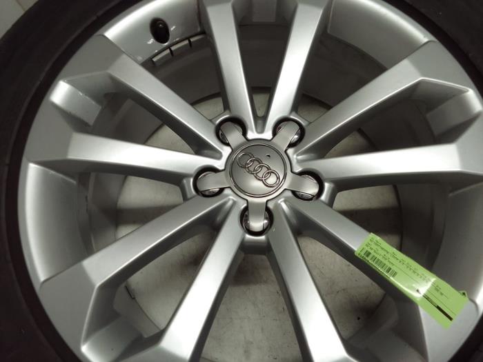 Jante + pneu d'hiver d'un Audi Q5 (8RB) 3.0 TDI V6 24V Quattro 2013