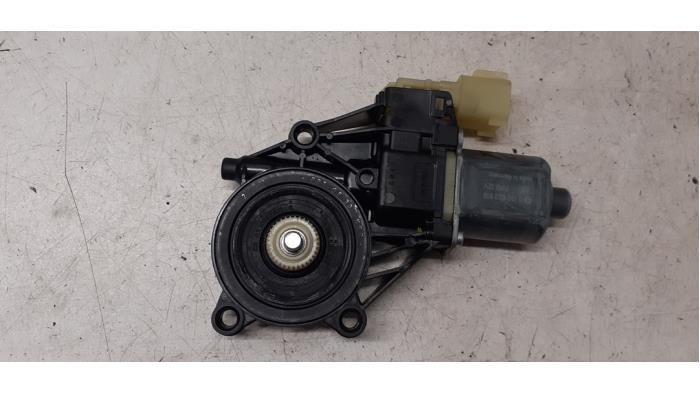 Usados Motor de ventanilla de puerta Ford Fiesta 6 (JA8) 1.0 Ti-VCT 12V 65 Precio € 25,00 Norma de margen ofrecido por Autodemontage van de Laar