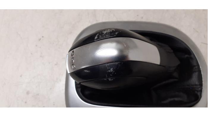 Gear stick cover from a Volkswagen Caddy III (2KA,2KH,2CA,2CH) 1.6 TDI 16V 2012
