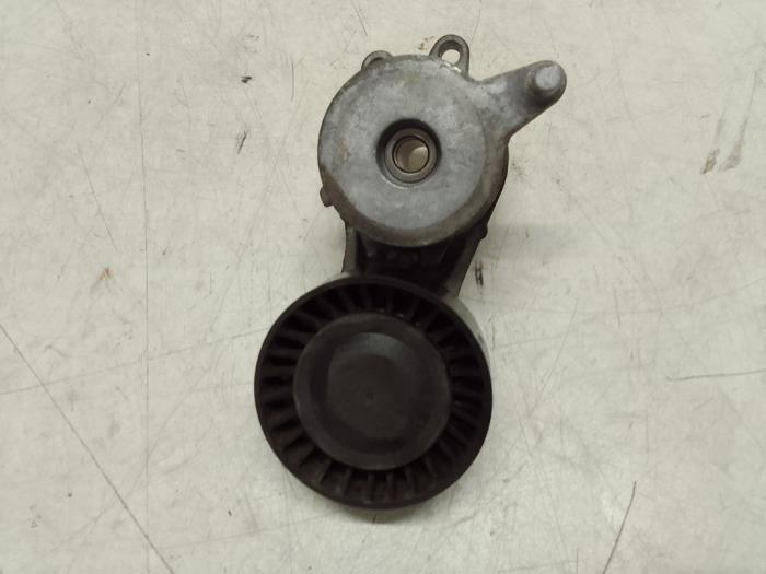 Usados Rodillo tensor correa múltiple Peugeot 108 1.0 12V VVT-i Precio € 30,00 Norma de margen ofrecido por Autodemontage van de Laar