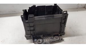 Used Battery box Renault Modus/Grand Modus (JP) 1.2 16V TCE 100 Price on request offered by Autodemontage van de Laar
