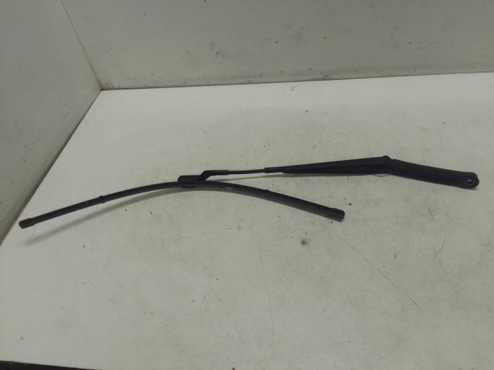 Front wiper arm from a Volkswagen Polo VI (AW1) 1.0 TSI 12V 2018
