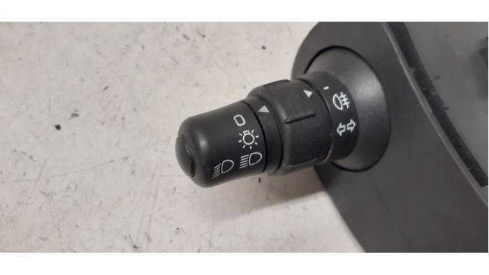 Indicator switch from a Renault Kangoo Express (FW) 1.5 dCi 90 FAP 2017