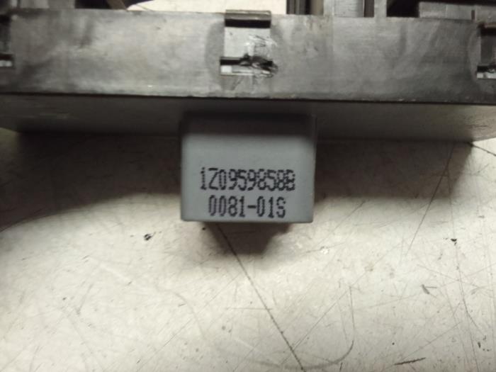 Interruptor de ventanilla eléctrica de un Skoda Superb Combi (3TAC/TAF) 1.6 TDI 2011