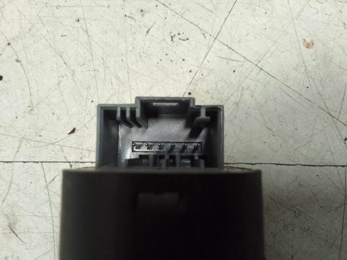 Interruptor de retrovisor de un Skoda Superb Combi (3TAC/TAF) 1.6 TDI 2011