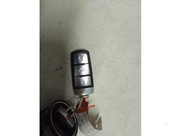 Ignition lock + key from a Volkswagen Passat (3C2) 1.8 TSI 16V 2008
