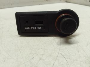 Usados Conexión AUX-USB Kia Venga 1.4 CVVT 16V Precio € 20,00 Norma de margen ofrecido por Autodemontage van de Laar