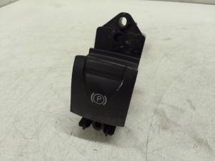 Begagnade Brytare, parkeringsbroms Renault Megane III Grandtour (KZ) 1.5 dCi 110 Pris € 25,00 Marginaltabell erbjuds av Autodemontage van de Laar