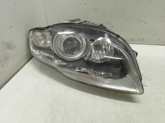 Używane Reflektor prawy Audi A4 Avant Quattro (B7) 2.0 TFSI 20V Cena € 160,00 Procedura marży oferowane przez Autodemontage van de Laar