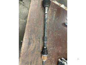 Usados Eje de transmisión derecha delante Toyota Yaris II (P9) 1.3 16V VVT-i Precio € 70,00 Norma de margen ofrecido por Autodemontage van de Laar