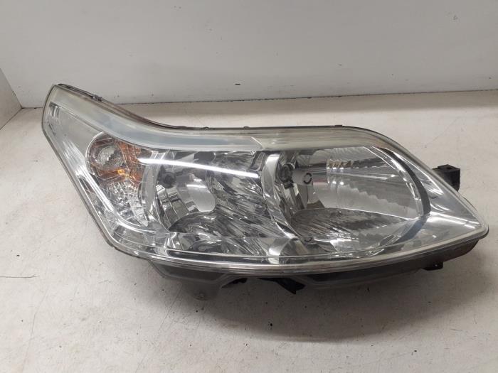 Używane Reflektor prawy Citroen C4 Berline (LC) 1.6 16V Cena € 70,00 Procedura marży oferowane przez Autodemontage van de Laar