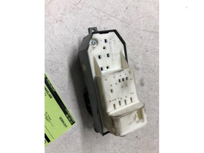 Electric window switch from a Toyota Yaris II (P9) 1.3 16V VVT-i 2011