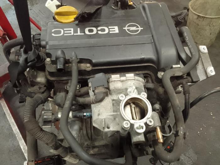 Motor van een Opel Corsa C (F08/68) 1.0 12V 2002