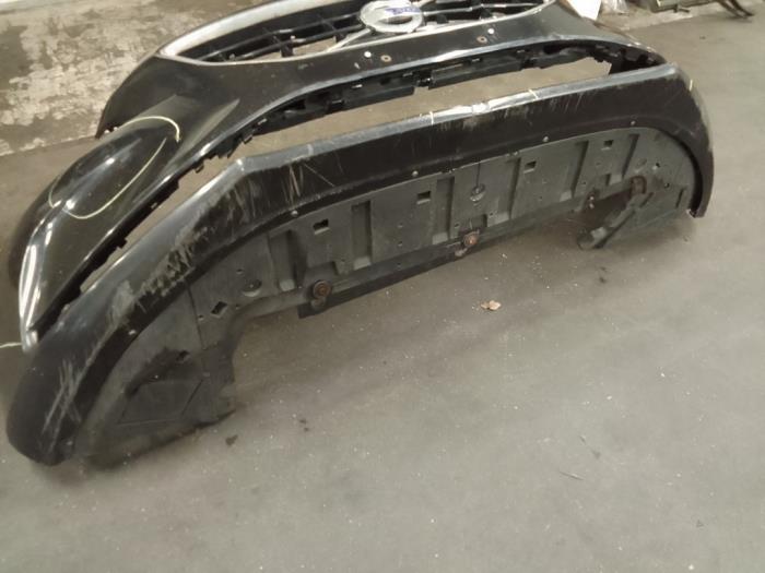 Front bumper from a Volvo V40 (MV) 1.6 D2 2014