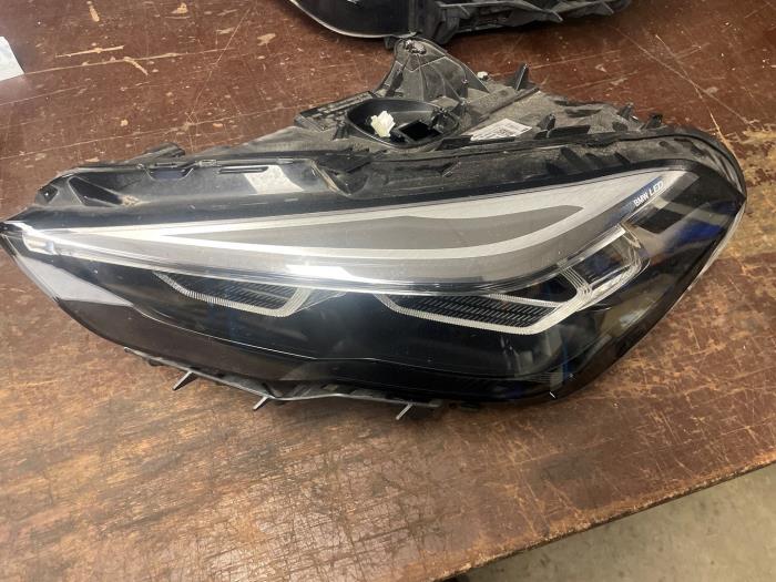 Używane Reflektor lewy BMW 3 serie (G20) 316d 2.0 TwinPower Turbo 16V Hybrid Drive Cena € 850,00 Procedura marży oferowane przez Autodemontage van de Laar