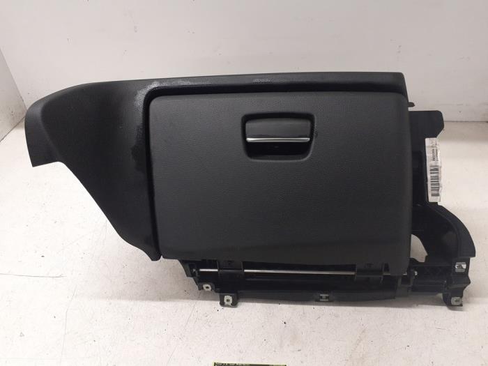 Begagnade Handskfack BMW 1 serie (E87/87N) 116i 2.0 16V Pris € 50,00 Marginaltabell erbjuds av Autodemontage van de Laar