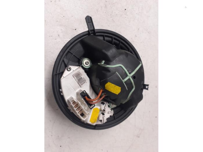 Heating and ventilation fan motor from a BMW 1 serie (E87/87N) 116i 2.0 16V 2010