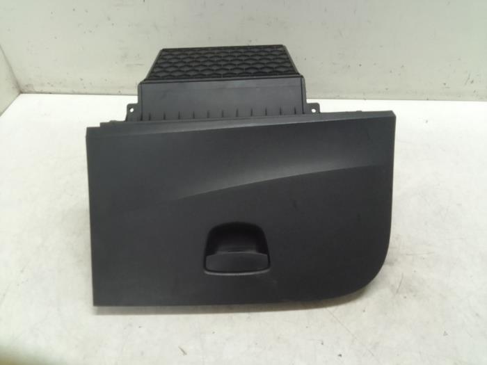 Begagnade Handskfack Seat Ibiza ST (6J8) 1.2 TDI Ecomotive Pris € 50,00 Marginaltabell erbjuds av Autodemontage van de Laar
