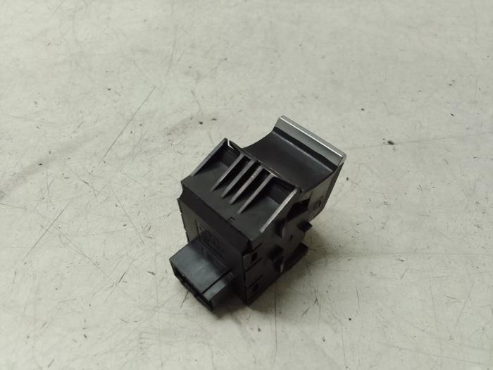 Interruptor de freno de mano de un Audi A4 Avant (B9) 1.4 TFSI 16V 2018