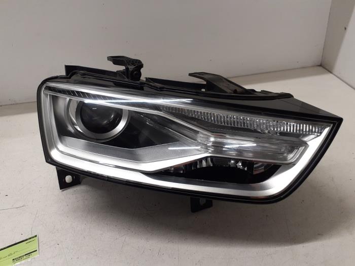 Używane Reflektor prawy Audi Q3 (8UB/8UG) Cena € 450,00 Procedura marży oferowane przez Autodemontage van de Laar