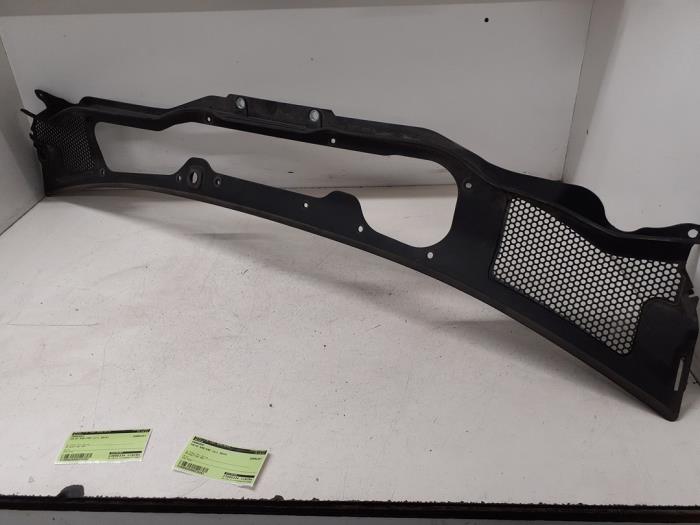 Cowl top grille from a Volvo V40 (MV) 1.6 D2 2014