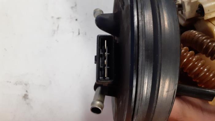 Usagé Pompe essence Volkswagen Polo III (6N1) 1.0i 45 Prix € 35,00 Règlement à la marge proposé par Autodemontage van de Laar