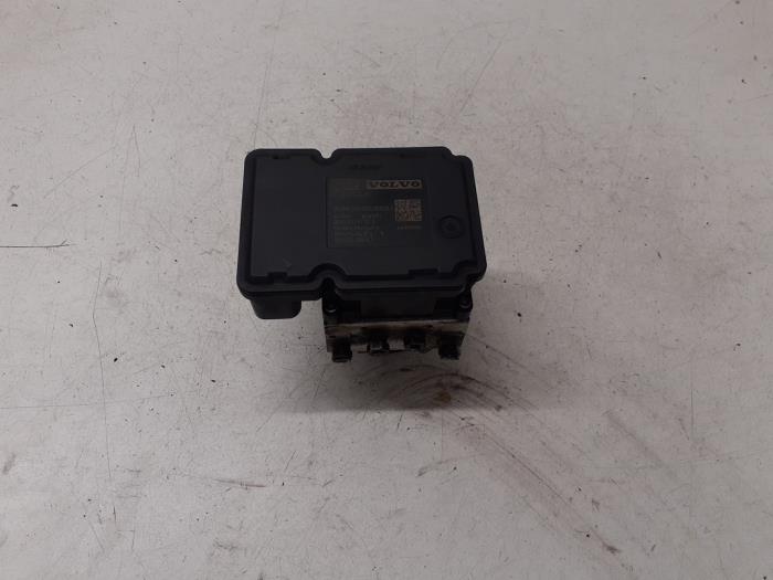 Begagnade ABS-pump Volvo V70 (BW) 2.0 D3 16V Pris € 115,00 Marginaltabell erbjuds av Autodemontage van de Laar