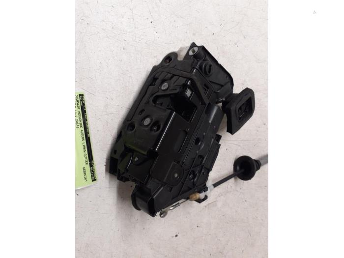 Rear door lock mechanism 4-door, left from a Volkswagen Polo V (6R) 1.4 TDI DPF BlueMotion technology 2014