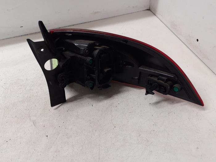 Taillight, left from a Renault Clio IV Estate/Grandtour (7R) 1.5 Energy dCi 90 FAP 2014