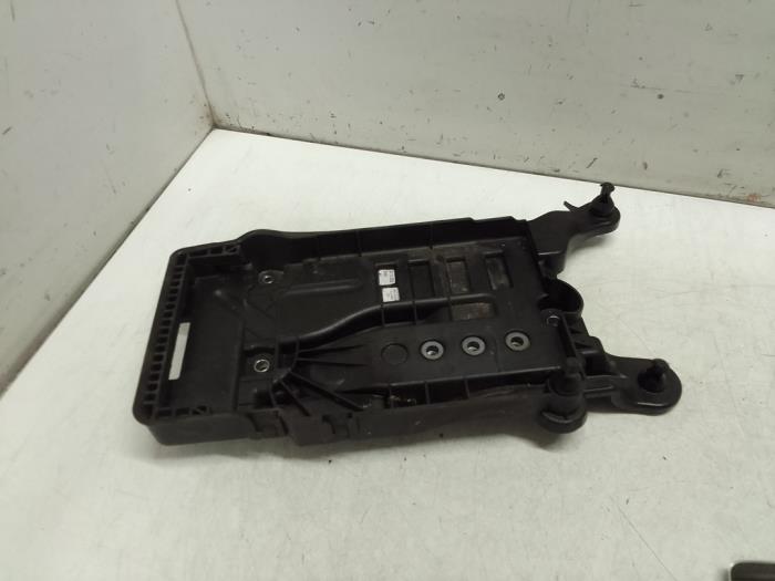 Begagnade Batterilåda Audi A1 Sportback (GBA) 1.0 25 TFSI 12V Pris € 40,00 Marginaltabell erbjuds av Autodemontage van de Laar