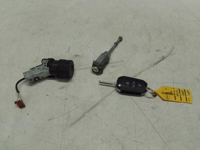 Zündschloss+Schlüssel van een Opel Corsa F (UB/UH/UP) 1.2 Turbo 12V 100 2020