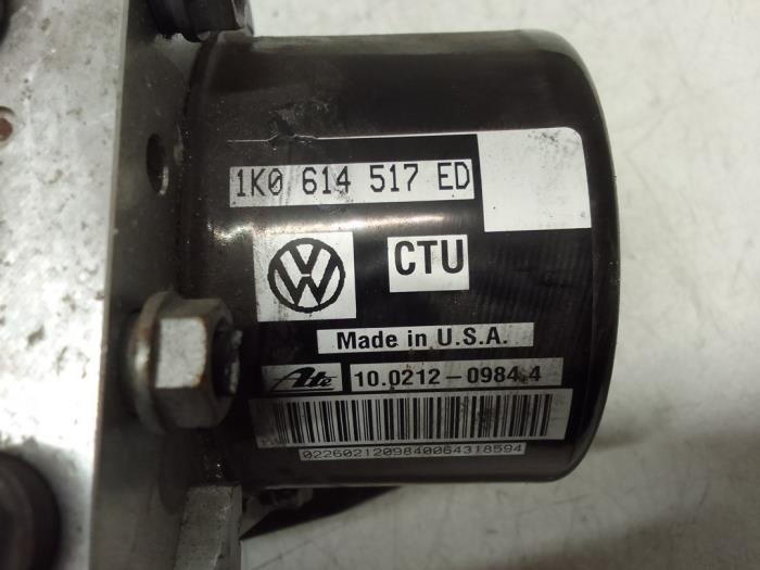 ABS Pumpe van een Volkswagen Beetle (16AE) 2.0 TDI 16V 2014