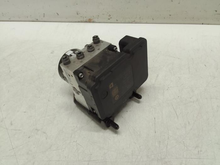 ABS Pumpe van een Volkswagen Beetle (16AE) 2.0 TDI 16V 2014