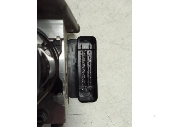 ABS Pumpe van een Volkswagen Beetle (16AE) 2.0 TDI 16V 2014