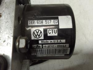 ABS Pumpe van een Volkswagen Beetle (16AE) 2.0 TDI 16V 2014