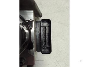 ABS Pumpe van een Volkswagen Beetle (16AE) 2.0 TDI 16V 2014