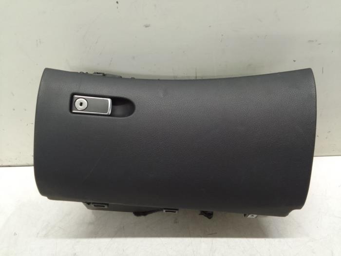 Begagnade Handskfack Mercedes E (W213) E-220d 2.0 Turbo 16V Pris € 125,00 Marginaltabell erbjuds av Autodemontage van de Laar
