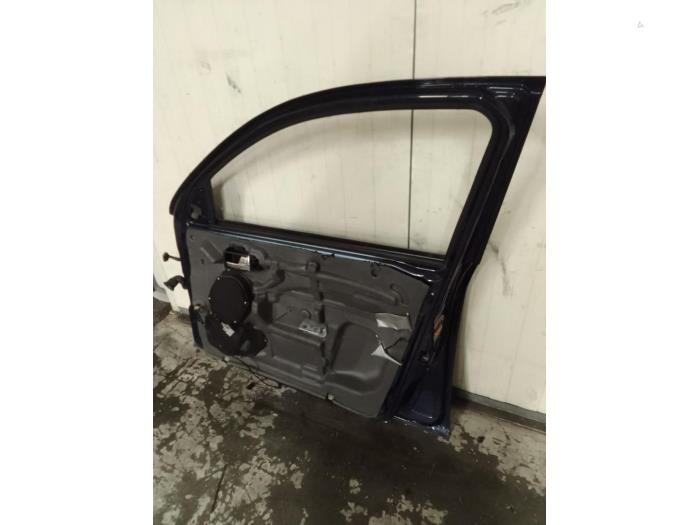 Front door 4-door, right from a Ford Mondeo III Wagon 2.0 16V 2006