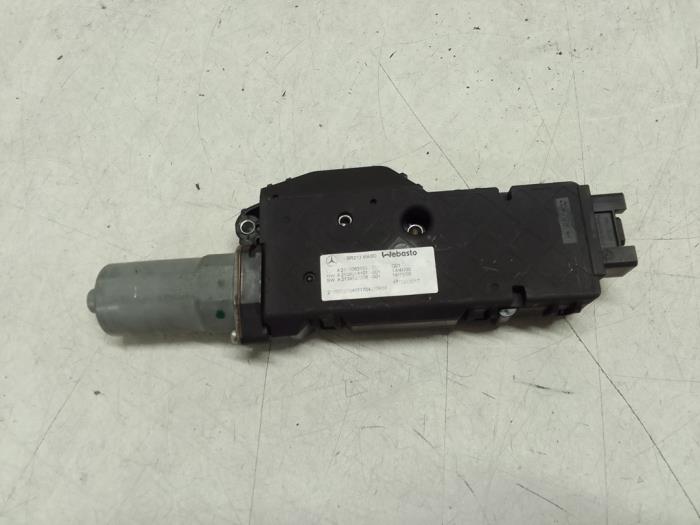 Używane Silnik szyberdachu Mercedes E (W213) E-220d 2.0 Turbo 16V Cena € 125,00 Procedura marży oferowane przez Autodemontage van de Laar