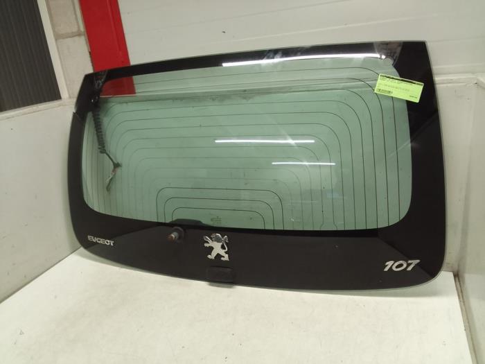 Begagnade Baklucka Peugeot 107 1.0 12V Pris € 100,00 Marginaltabell erbjuds av Autodemontage van de Laar